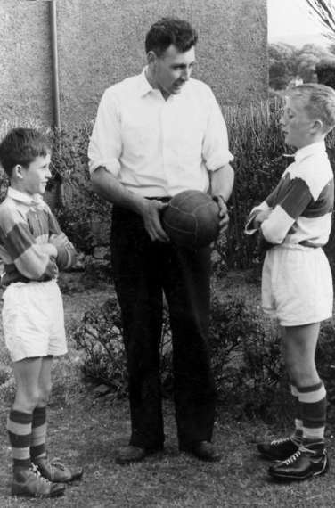 1955 Captain John Dowling gives football tips to his young cousins Kieran and Brian