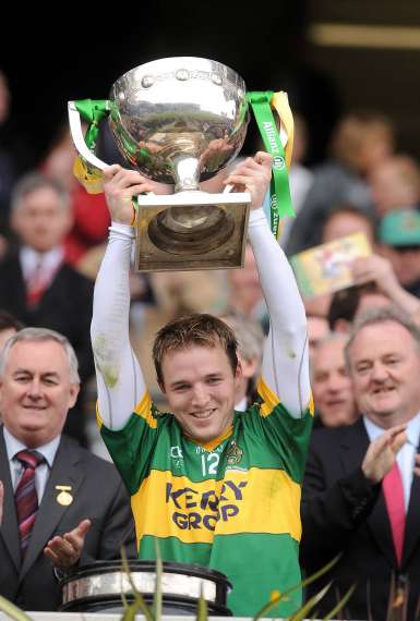 Darran O'Sullivan lifts the National League cup in Croke Park in April 2009