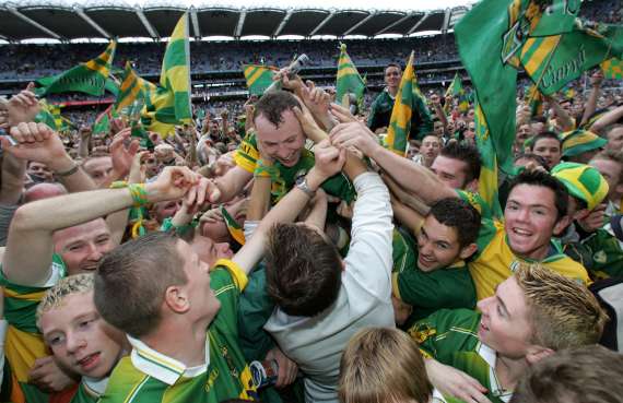 Seamus Moynihan mobbed by fans in 2004